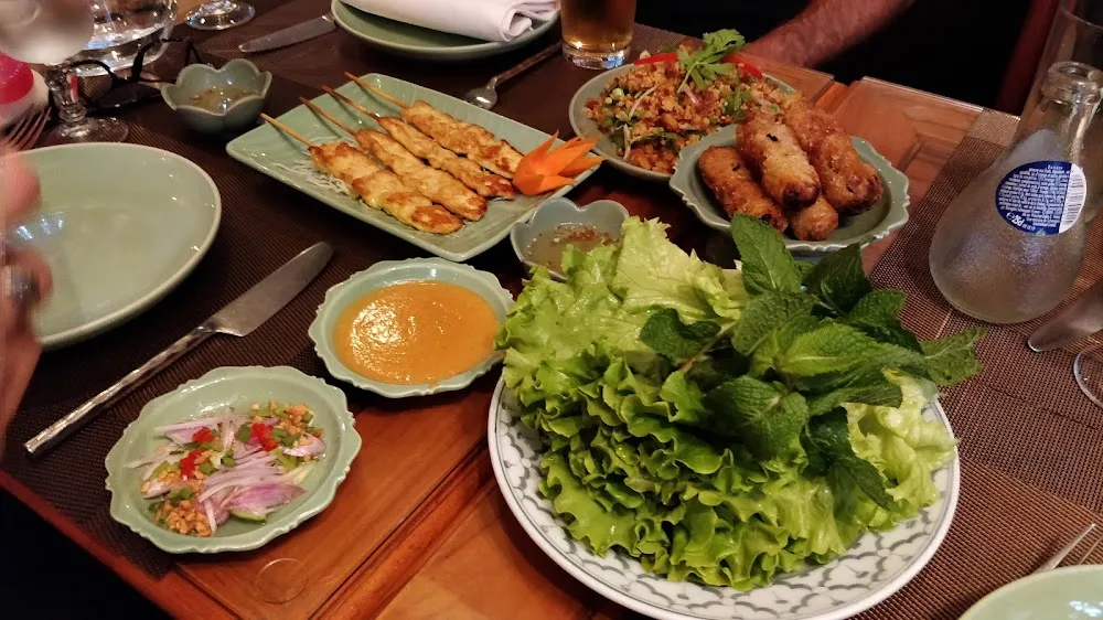 Mini Pâtés Salade de Riz Grillé Brochettes de Poulet Sauce Satay